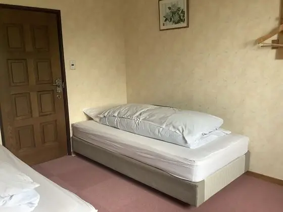 İki Ayrı Yataklı Oda, Ortak Banyo