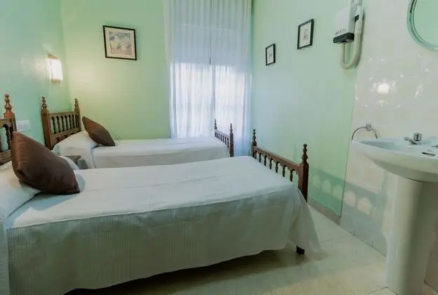 İki Ayrı Yataklı Oda, Ortak Banyo