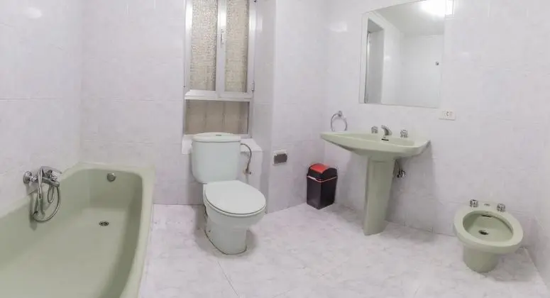 İki Ayrı Yataklı Oda, Ortak Banyo