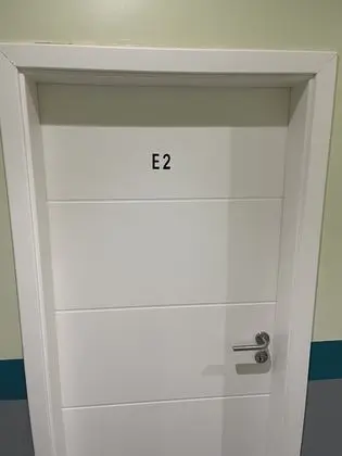 Üç Kişilik Oda, Sigara İçilmez