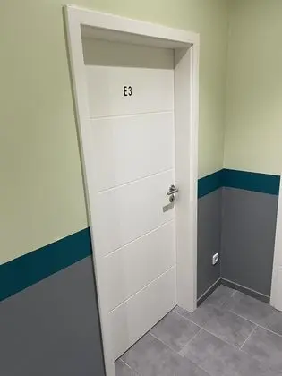 Üç Kişilik Oda, Sigara İçilmez