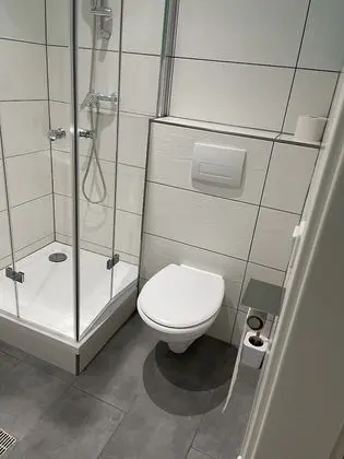 Üç Kişilik Oda, Sigara İçilmez