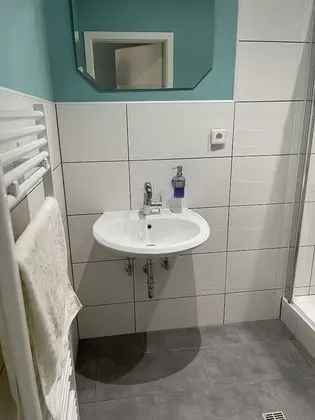 Üç Kişilik Oda, Sigara İçilmez