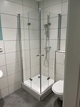 Üç Kişilik Oda, Sigara İçilmez