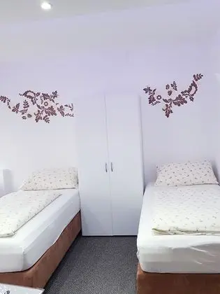 Tek Büyük veya İki Ayrı Yataklı Oda, Küçük Mutfak