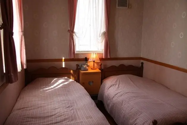 İki Ayrı Yataklı Oda, Ortak Banyo