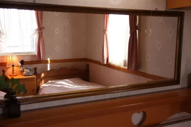 İki Ayrı Yataklı Oda, Ortak Banyo