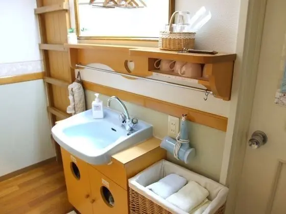 İki Ayrı Yataklı Oda, Ortak Banyo