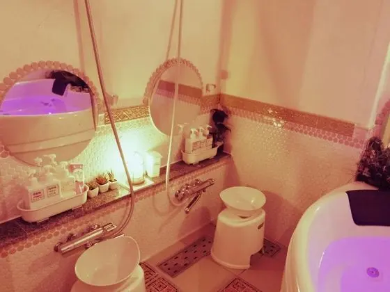 İki Ayrı Yataklı Oda, Ortak Banyo