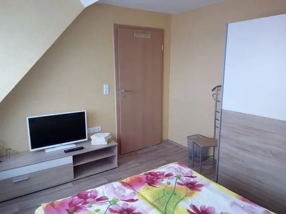 Tek Büyük Yataklı Oda, Ortak Banyo (2. OG)