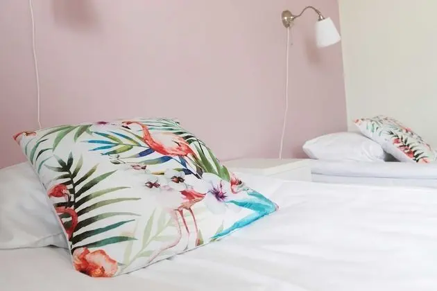 İki Ayrı Yataklı Oda, Ortak Banyo