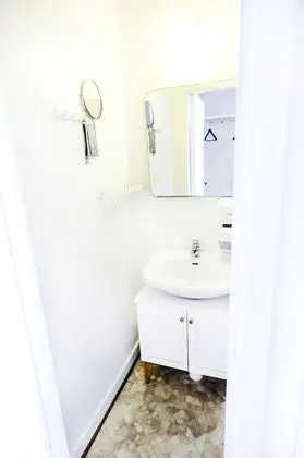 İki Ayrı Yataklı Oda, Ortak Banyo