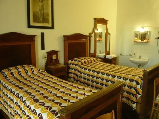 Dört Kişilik Oda, Ortak Banyo (N.7)
