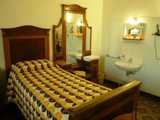 Dört Kişilik Oda, Ortak Banyo (N.7)