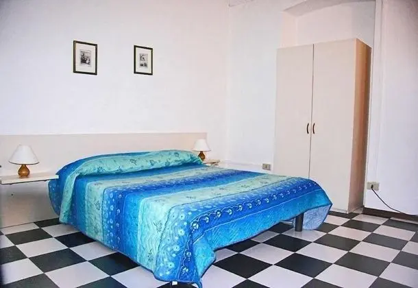 Tek Büyük veya İki Ayrı Yataklı Oda, Ortak Banyo
