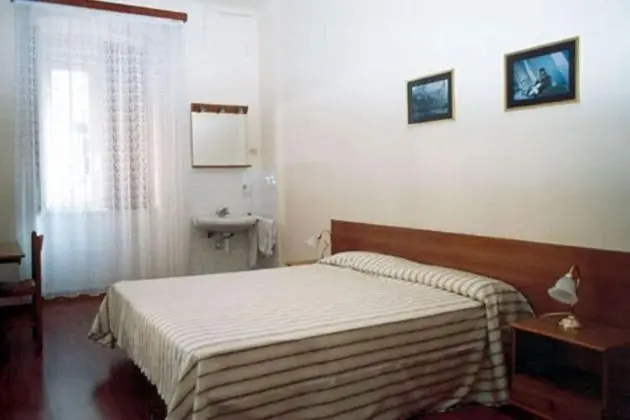 Tek Büyük veya İki Ayrı Yataklı Oda, Ortak Banyo