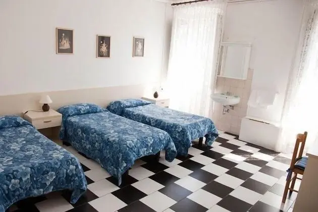 Üç Kişilik Oda, Ortak Banyo