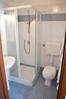 Üç Kişilik Oda, Ortak Banyo
