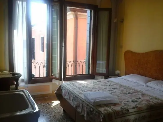 Tek Büyük Yataklı Oda, Ortak Banyo, Kanal Manzaralı