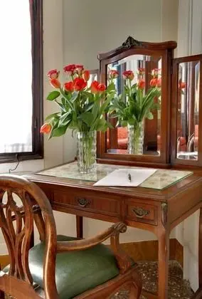 Tek Büyük Yataklı Oda, Ortak Banyo, Kanal Manzaralı