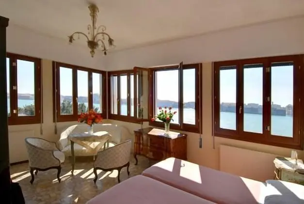 Tek Büyük Yataklı Oda, Ortak Banyo, Kanal Manzaralı