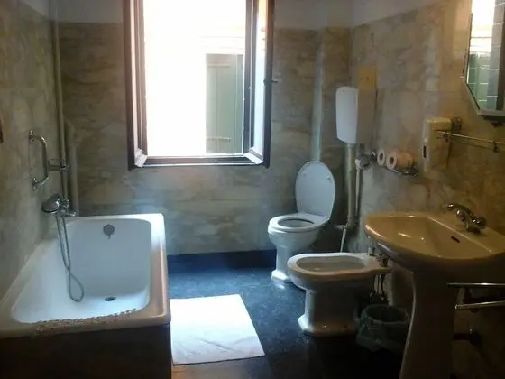 Tek Büyük Yataklı Oda, Ortak Banyo, Kanal Manzaralı
