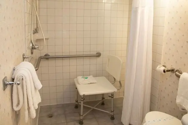Oda, 2 Büyük (Queen) Boy Yatak, Engellilere Uygun (Roll In Shower)