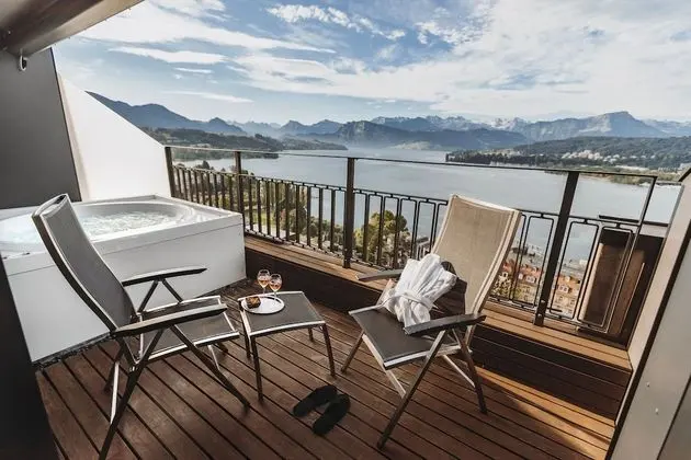 Signature Penthouse Spa Suite Lakeside