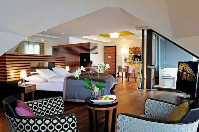 Signature Penthouse Spa Suite Lakeside