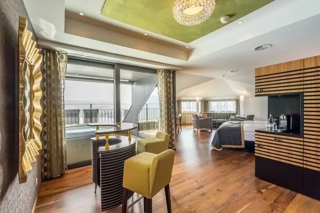 Signature Penthouse Spa Suite Lakeside