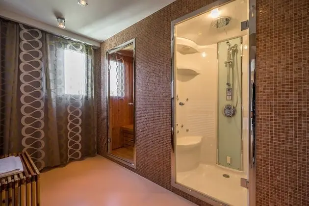 Signature Penthouse Spa Suite Lakeside