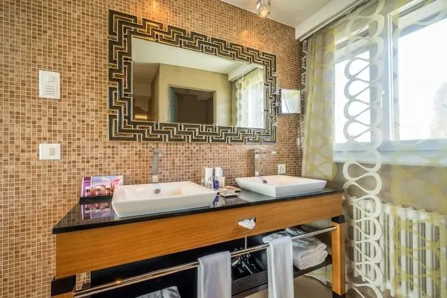 Signature Penthouse Spa Suite Lakeside