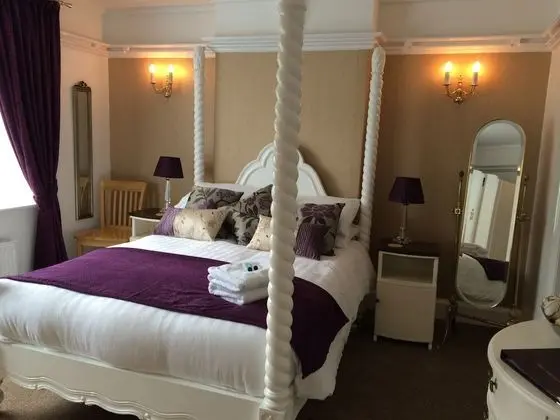 Tek Büyük Yataklı Oda, Zemin Kat (Four Poster Bed)