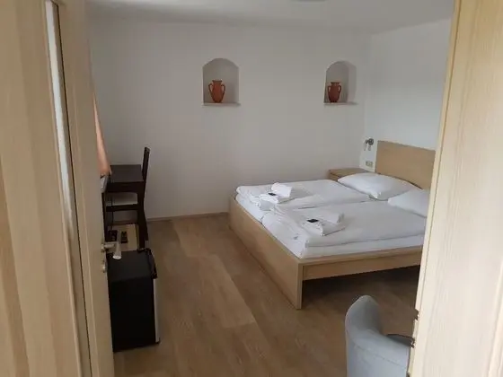 Tek Büyük Yataklı Oda, 1 Büyük (Queen) Boy Yatak, Banyolu/Duşlu, Zemin Kat