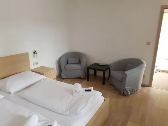 Tek Büyük Yataklı Oda, 1 Büyük (Queen) Boy Yatak, Banyolu/Duşlu, Zemin Kat