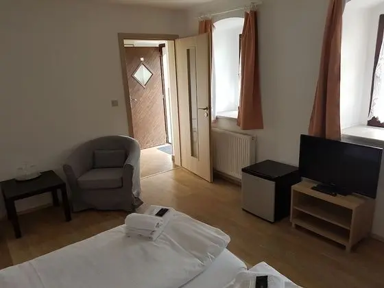 Tek Büyük Yataklı Oda, 1 Büyük (Queen) Boy Yatak, Banyolu/Duşlu, Zemin Kat