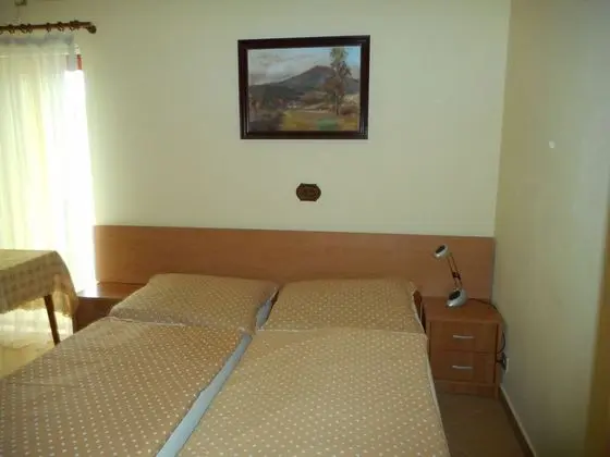İki Ayrı Yataklı Oda, Ortak Banyo (2)