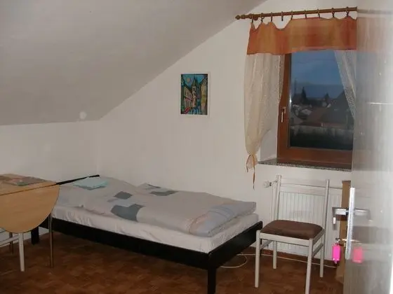 Tek Kişilik Oda, Ortak Banyo (3)