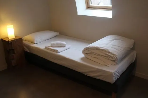 İki Ayrı Yataklı Oda, Ortak Banyo