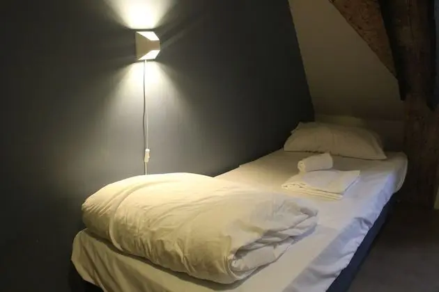 İki Ayrı Yataklı Oda, Ortak Banyo