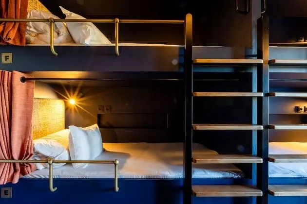 Lit en dortoir de 4 lits salle de bain commune