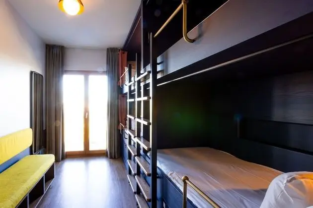 Lit en dortoir de 4 lits salle de bain commune