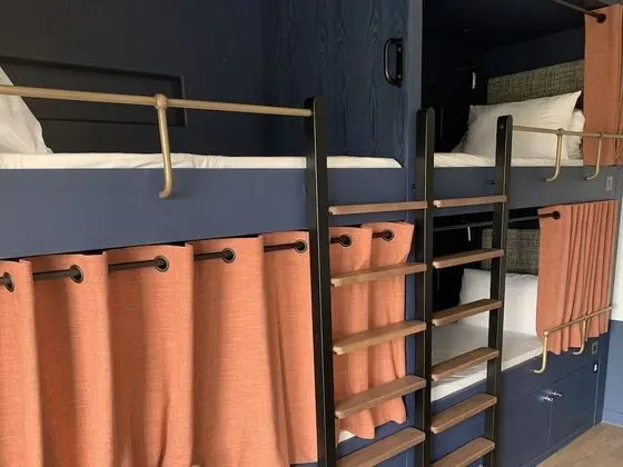 Lit en dortoir de 4 lits salle de bain commune