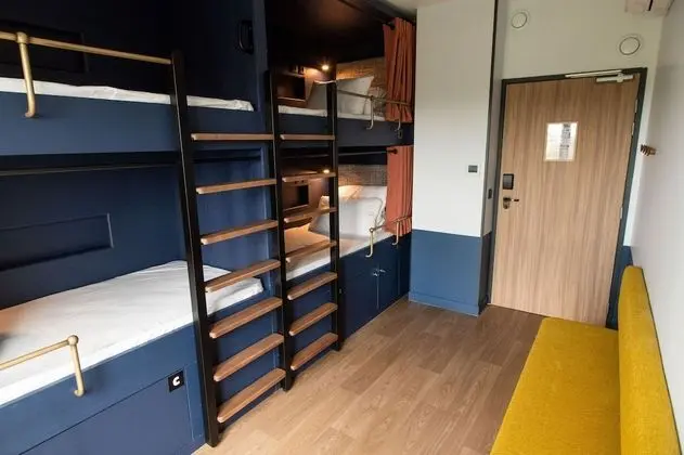 Lit en dortoir de 4 lits salle de bain commune