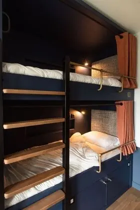 Lit en dortoir de 4 lits salle de bain commune