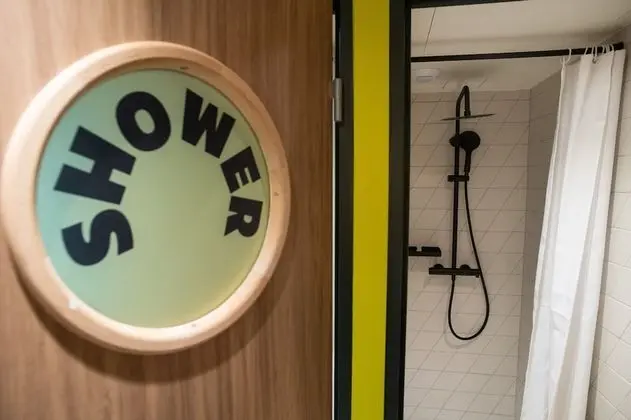 Lit en dortoir de 4 lits salle de bain commune