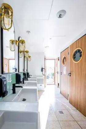 Lit en dortoir de 6 lits femmes salle de bain commune
