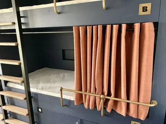 Lit en dortoir de 6 lits femmes salle de bain commune