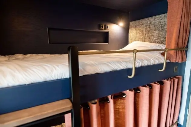 Lit en dortoir de 6 lits femmes salle de bain commune
