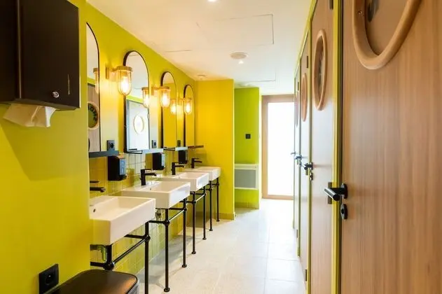 Lit en dortoir de 6 lits femmes salle de bain commune